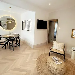 Courtyard Garden, Beautifully Finished Flat - Ba1 Apartment Bath